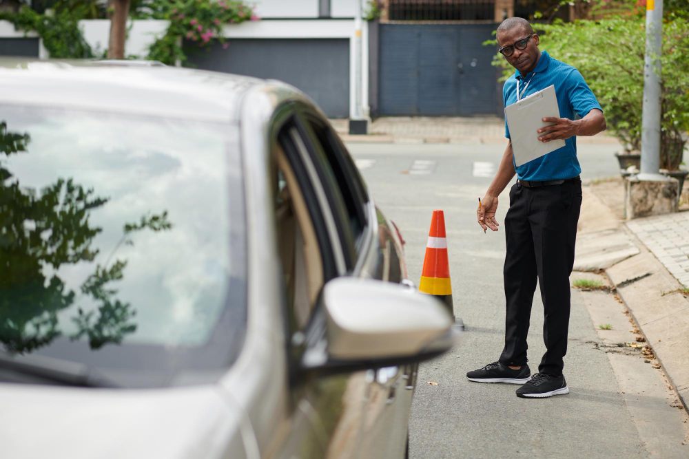 Instructeur geeft aanwijzingen naast de lesauto
